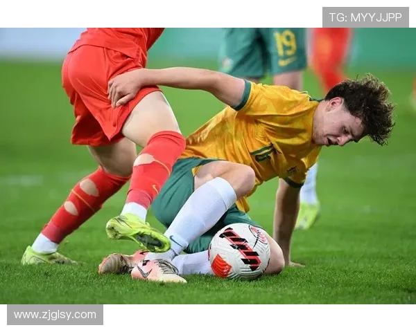 足球明星场边精彩瞬间展现情感与激情的独特表情解析